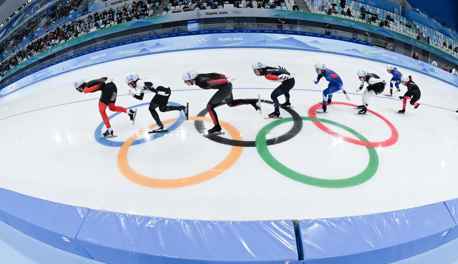 Atletas compiten durante la semifinal de salida masiva femenina de patinaje de velocidad de los Juegos Olímpicos de Invierno de Beijing 2022, en el Óvalo Nacional de Patinaje de Velocidad, en Beijing, capital de China, el 19 de febrero de 2022. (Xinhua/Wu Wei)