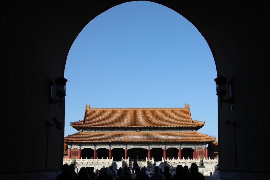 Turistas visitan el Museo del Palacio, también conocido como la Ciudad Prohibida, en Beijing, capital de China, el 29 de noviembre de 2023. (Xinhua/Jin Liwang)