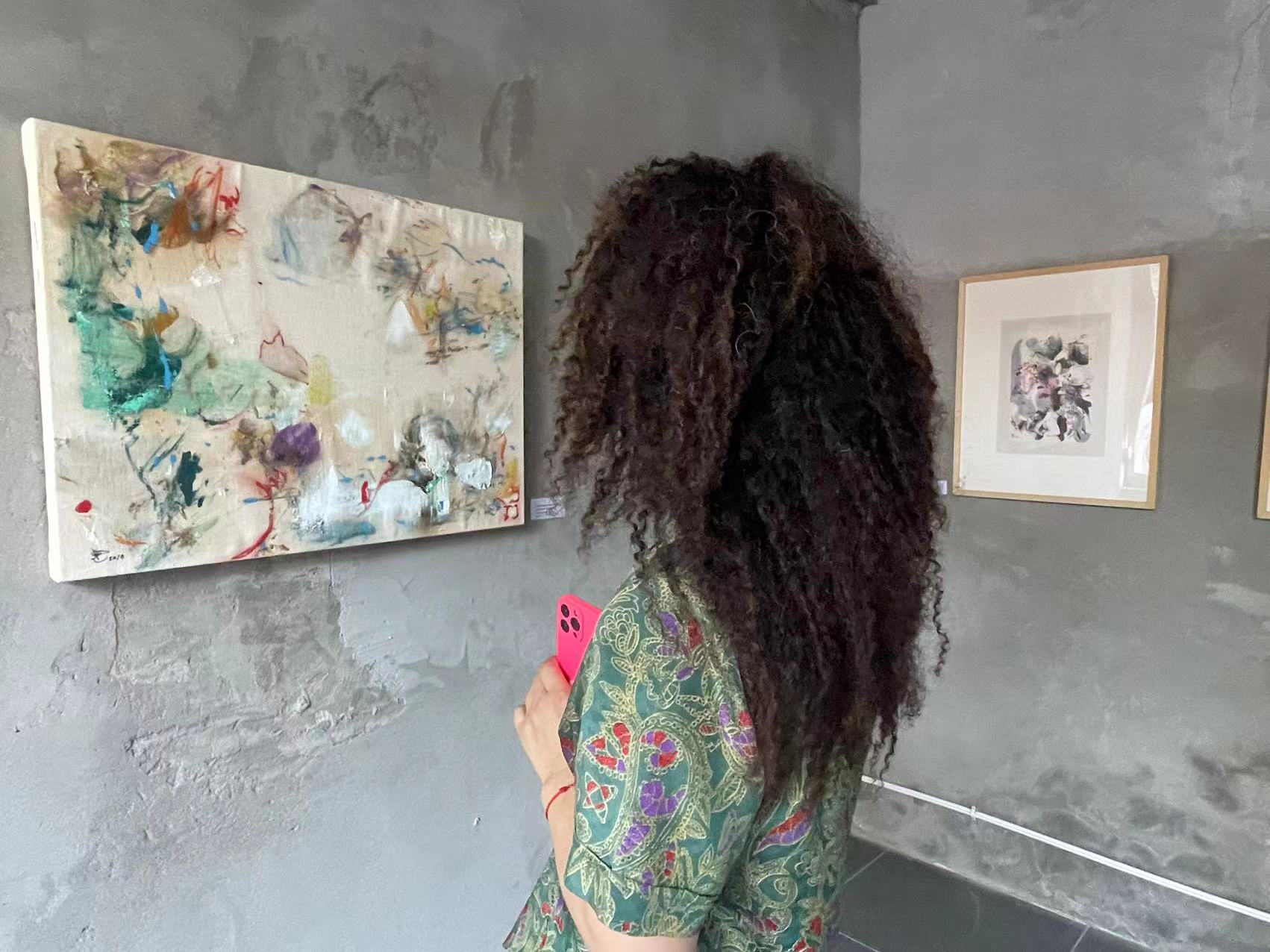 El artista español Cristóbal Ortega destaca entre las firmas más reconocidas y de alto impacto internacional que participa en la primera exposición de la Galería de Arte Latinoamericano y Residencia de Artistas de Mil Gotas, ubicada en la zona de creación artística Songzhuang, Beijing, 15 de junio del 2024. (Foto: YAC) 