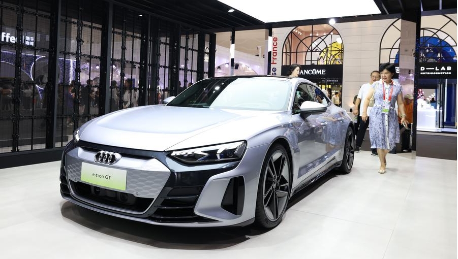 Esta foto del 14 de abril de 2024 muestra un vehículo de nueva energía de Audi, exhibido en la IV Exposición Internacional de Productos de Consumo de China en Haikou, capital de la provincia meridional china de Hainan. (Xinhua/Yang Guanyu)