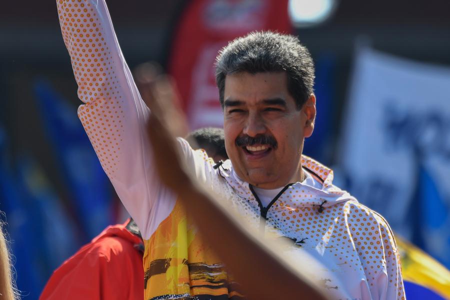 El presidente venezolano, Nicolás Maduro, saluda durante un acto en Caracas, Venezuela, el 25 de marzo de 2024. (Xinhua/Marcos Salgado)