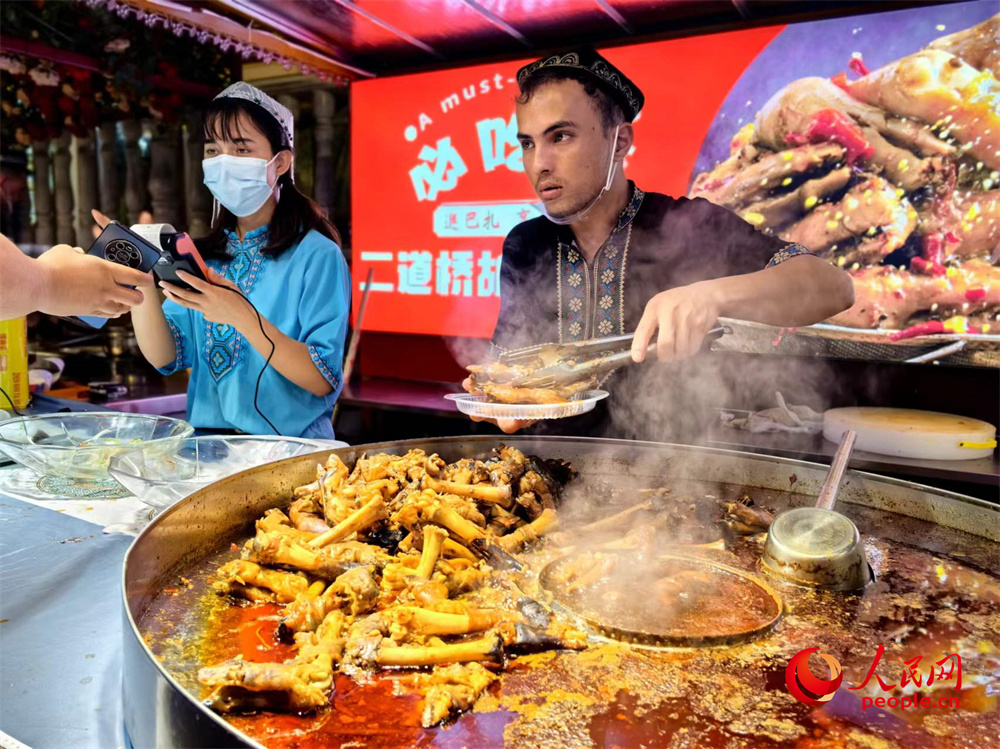 Un vistazo a la vibrante vida nocturna en el Gran Bazar Internacional en Xinjiang