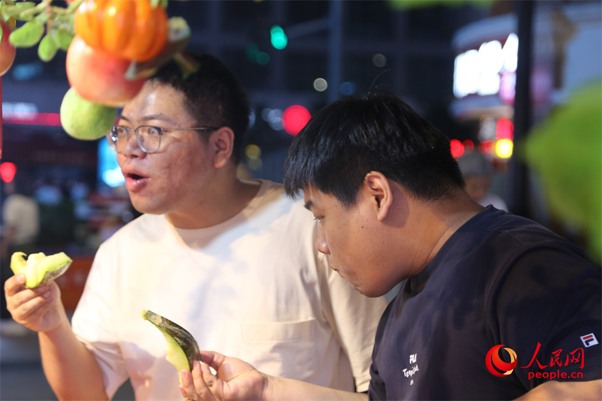 Un vistazo a la vibrante vida nocturna en el Gran Bazar Internacional en Xinjiang