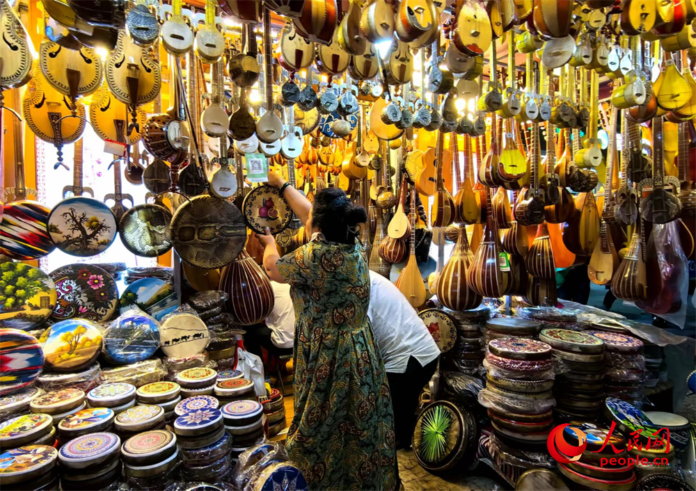 Un vistazo a la vibrante vida nocturna en el Gran Bazar Internacional en Xinjiang