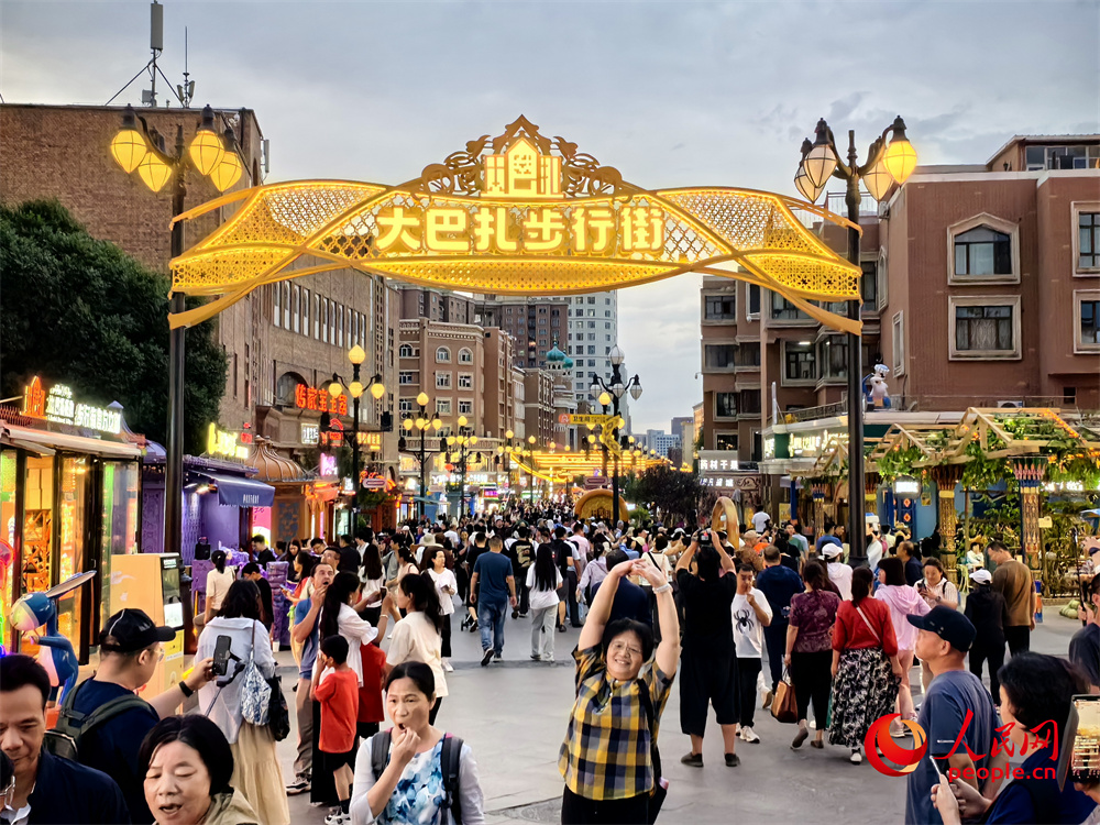 Un vistazo a la vibrante vida nocturna en el Gran Bazar Internacional en Xinjiang