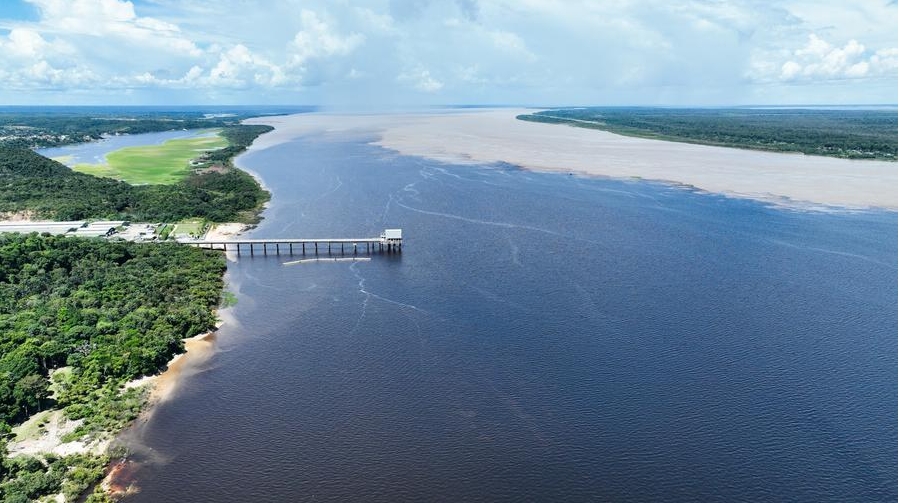 Vista aérea tomada con un dron el 12 de marzo de 2024 de la confluencia del río Amazonas y el río Negro, en Manaos, capital del estado brasileño de Amazonas. (Xinhua/Wang Tiancong)
