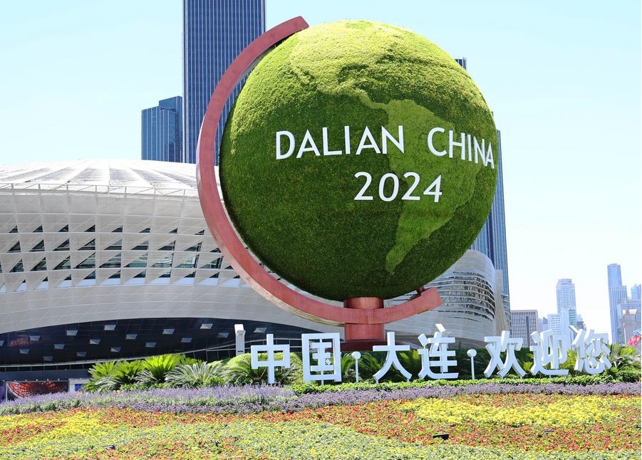 Imagen del cartel de bienvenida en el Centro Internacional de Conferencias de Dalian, sede del Foro de Davos de Verano de 2024, en la ciudad de Dalian, provincia de Liaoning, en el noreste de China, el 24 de junio de 2024. (Xinhua/Li Gang)