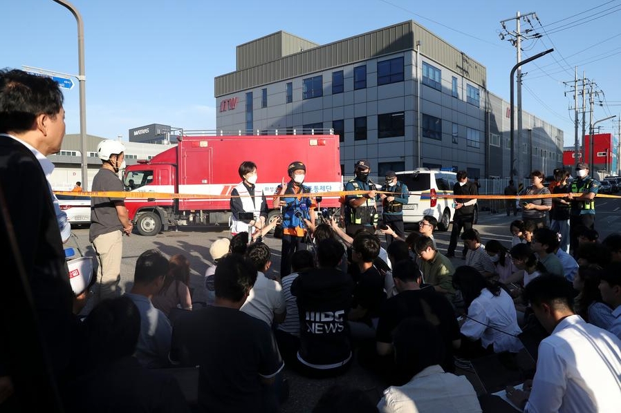 Socorristas hablan sobre el trabajo de rescate en el lugar donde se registró el incendio de una planta de baterías, en Hwaseong, República de Corea, el 24 de junio de 2024. (Xinhua/Yao Qilin) 