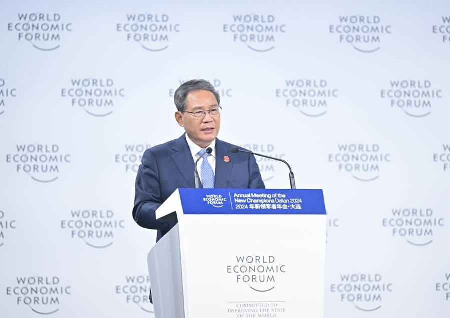 El primer ministro chino, Li Qiang, pronuncia un discurso en la sesión plenaria de apertura de la XV Reunión Anual de los Nuevos Campeones, también conocida como Foro Davos de Verano, en Dalian, en la provincia de Liaoning, noreste de China, el 25 de junio de 2024. (Xinhua/Li Xiang)