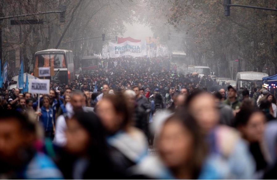    Miembros de organizaciones sociales, sindicales y políticas participan en una manifestación frente al Congreso Nacional, en la ciudad de Buenos Aires, Argentina, el 12 de junio de 2024. (Xinhua/Martín Zabala)