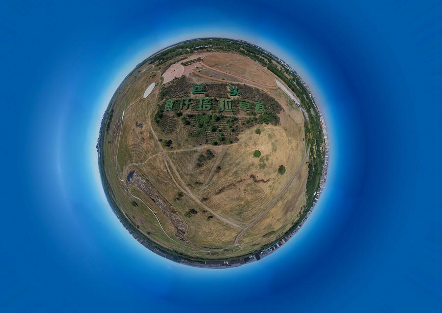 Vista aérea panorámica tomada con un dron el 12 de mayo de 2024 de una pradera, en la ciudad de Baotou, en la región autónoma de Mongolia Interior, en el norte de China. (Xinhua/Liu Lei) 