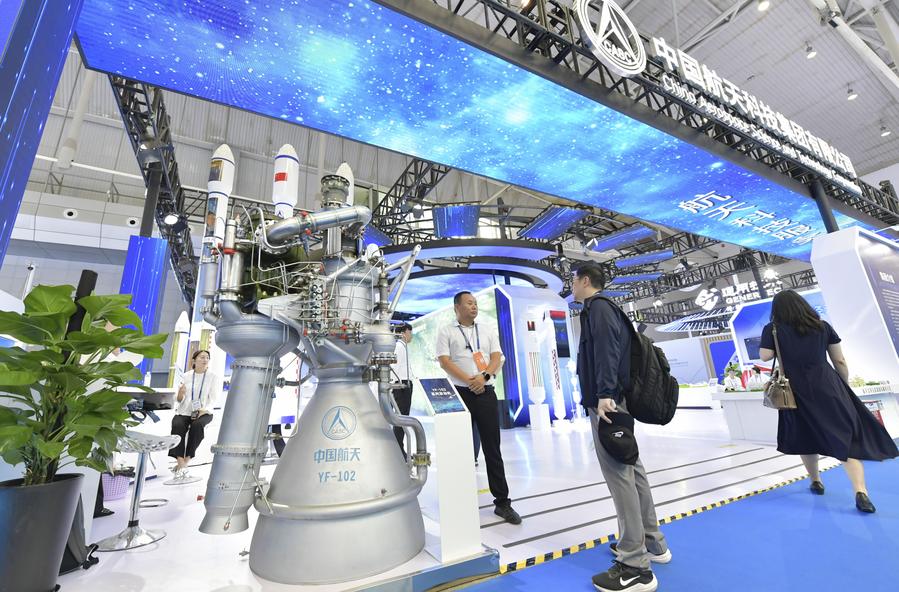 Un visitante observa una exposición en el stand de la Corporación de Ciencia y Tecnología Aeroespacial de China en la VIII Exposición China-Eurasia en Urumqi, en la región autónoma uygur de Xinjiang, en el noroeste de China, el 26 de junio de 2024.  (Xinhua/Wang Fei)