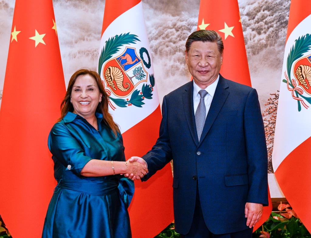 El presidente chino, Xi Jinping, estrecha la mano de la presidenta peruana, Dina Ercilia Boluarte Zegarra, que se encuentra en China en una visita de Estado, en Beijing, capital de China, el 28 de junio de 2024. Xi sostuvo el viernes en Beijing conversaciones con Boluarte en el Gran Palacio del Pueblo. (Xinhua/Li Xueren)