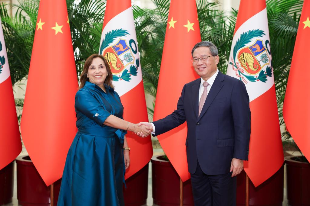 El primer ministro chino, Li Qiang, se reúne con la presidenta peruana, Dina Ercilia Boluarte Zegarra, que se encuentra en China en una visita de Estado, en el Gran Palacio del Pueblo, en Beijing, capital de China, el 28 de junio de 2024. (Xinhua/Liu Bin)