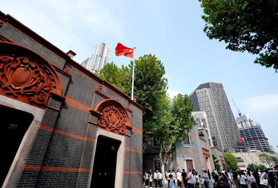 Visitantes congregados en el lugar del Primer Congreso Nacional del Partido Comunista de China en Shanghai, en el este del país, el 1 de octubre de 2022. (Xinhua/Liu Ying)