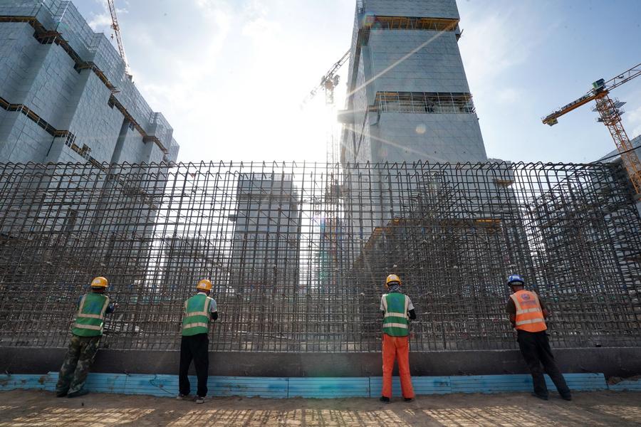 Trabajadores en una obra en construcción en la Nueva Área de Xiong'an, provincia de Hebei, en el norte de China, el 26 de junio de 2024. (Xinhua/Mu Yu)