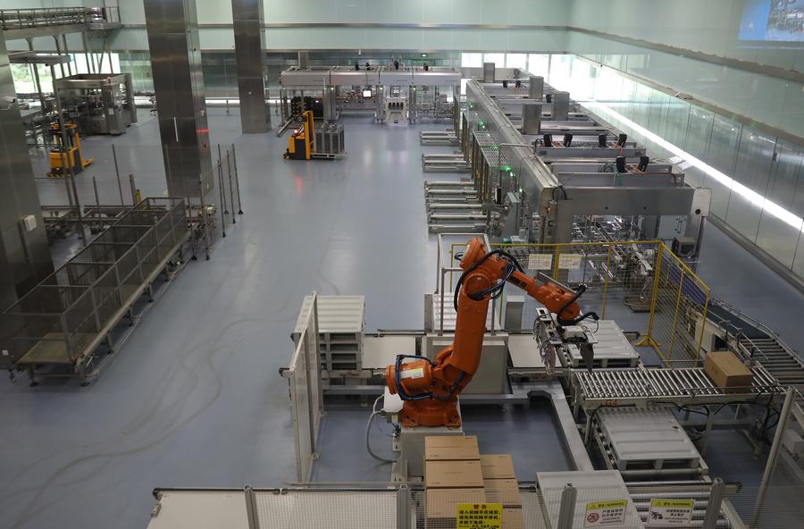 Imagen del 28 de junio de 2024 en la que se aprecian robots trabajando en un taller del Valle de la Medicina Jiangzhong, en Nanchang, provincia de Jiangxi, en el este de China. (Xinhua/Du Xiaoyi)