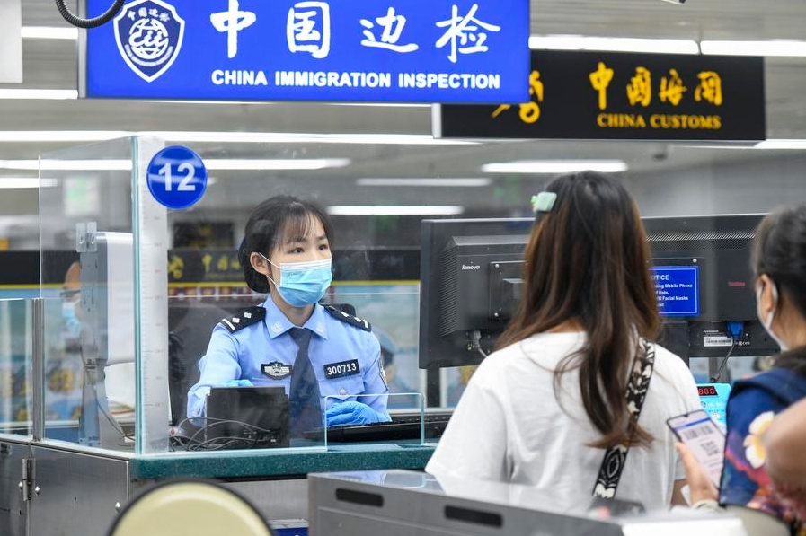 Una agente de policía realiza los trámites de salida de los turistas en el Puerto de Luohu, en Shenzhen, ciudad de la provincia meridional china de Guangdong, el 3 de mayo de 2023. (Xinhua/Liang Xu)