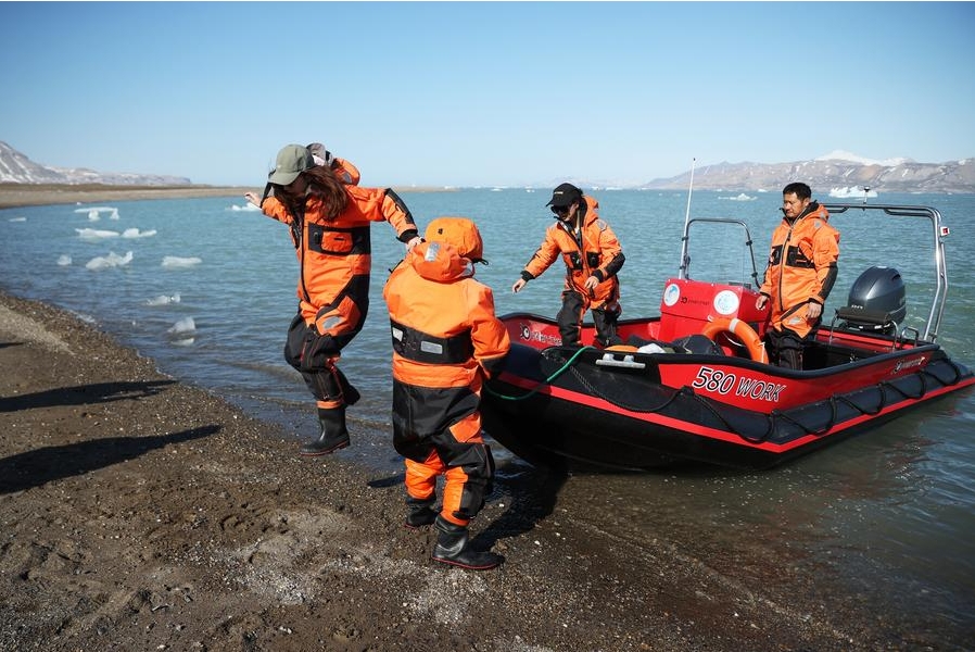 Miembros del equipo chino de expedición ártica descienden de un bote para recolectar muestras en el glaciar Austre Lovenbreen, en Svalbard, Noruega, el 22 de junio de 2024. (Xinhua/Zhao Dingzhe)