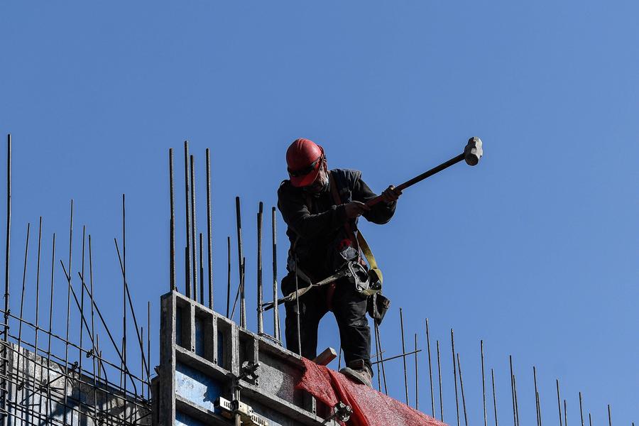 Imagen de archivo de un trabajador laborando en un sitio de construcción, en Santiago, capital de Chile. (Xinhua/Jorge Villegas)