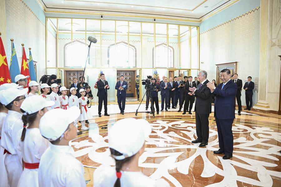 Un grupo de niños kazajos canta en chino la canción "Oda a la Patria" durante la ceremonia de bienvenida ofrecida por el presidente de Kazajistán, Kassym-Jomart Tokayev, a su homólogo chino, Xi Jinping, en el aeropuerto en Astaná, la capital kazaja, el 2 de julio de 2024. (Xinhua/Xie Huanchi)