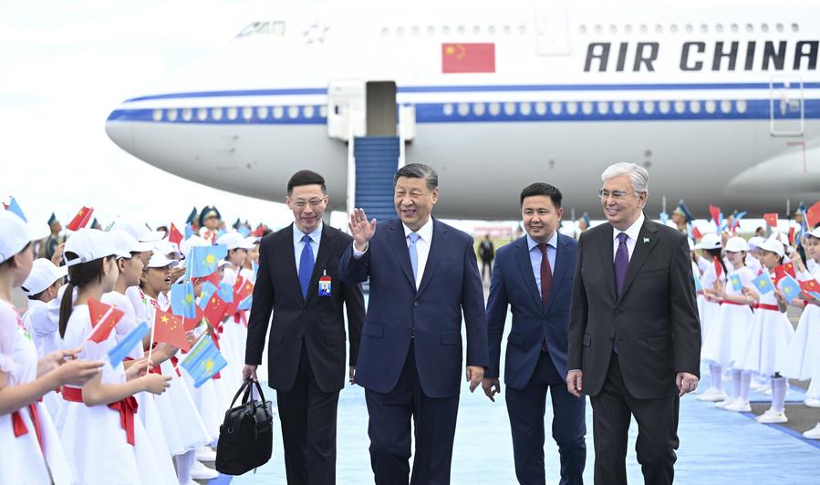 El presidente chino, Xi Jinping, llega a Astaná, Kazajistán, el 2 de julio de 2024, para participar en la 24ª Reunión del Consejo de Jefes de Estado de la Organización de Cooperación de Shanghai, y realizar una visita de Estado a Kazajistán por invitación del presidente kazajo, Kassym-Jomart Tokayev. Tokayev celebró una gran ceremonia de bienvenida en el aeropuerto para recibir a Xi. (Xinhua/Xie Huanchi)