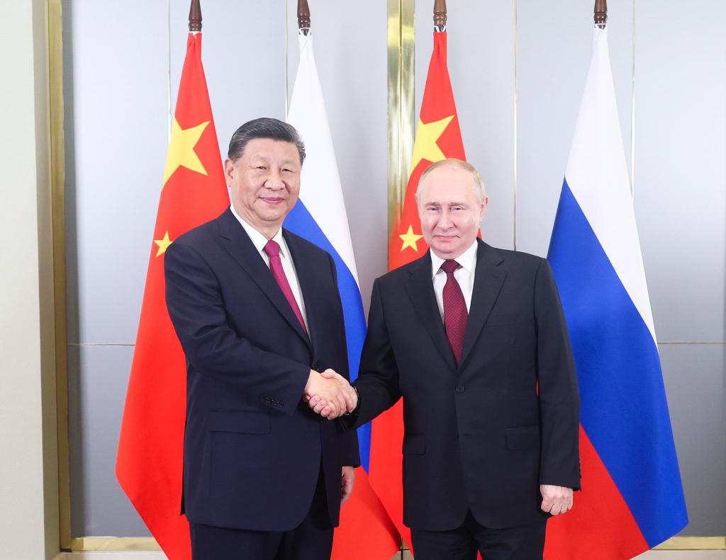 El presidente chino, Xi Jinping, se reúne con el presidente ruso, Vladimir Putin, previo a la 24ª Reunión del Consejo de Jefes de Estado de la Organización de Cooperación de Shanghai, en Astaná, Kazajistán, el 3 de julio de 2024. (Xinhua/Ju Peng)