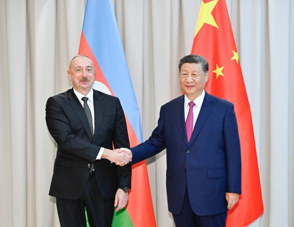 El presidente chino, Xi Jinping, se reúne con el presidente azerbaiyano, Ilham Aliyev, previo a la 24ª Reunión del Consejo de Jefes de Estado de la Organización de Cooperación de Shanghai en Astaná, Kazajistán, el 3 de julio de 2024. (Xinhua/Yue Yuewei)