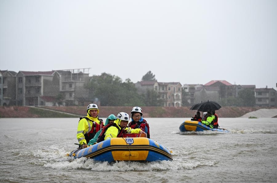 Rescatistas utilizan botes para acceder a Chengjiadun, ubicado en la localidad de Wukou de la ciudad de Leping, en la provincia oriental china de Jiangxi, el 26 de junio de 2024. (Xinhua/Sui Shangjun)