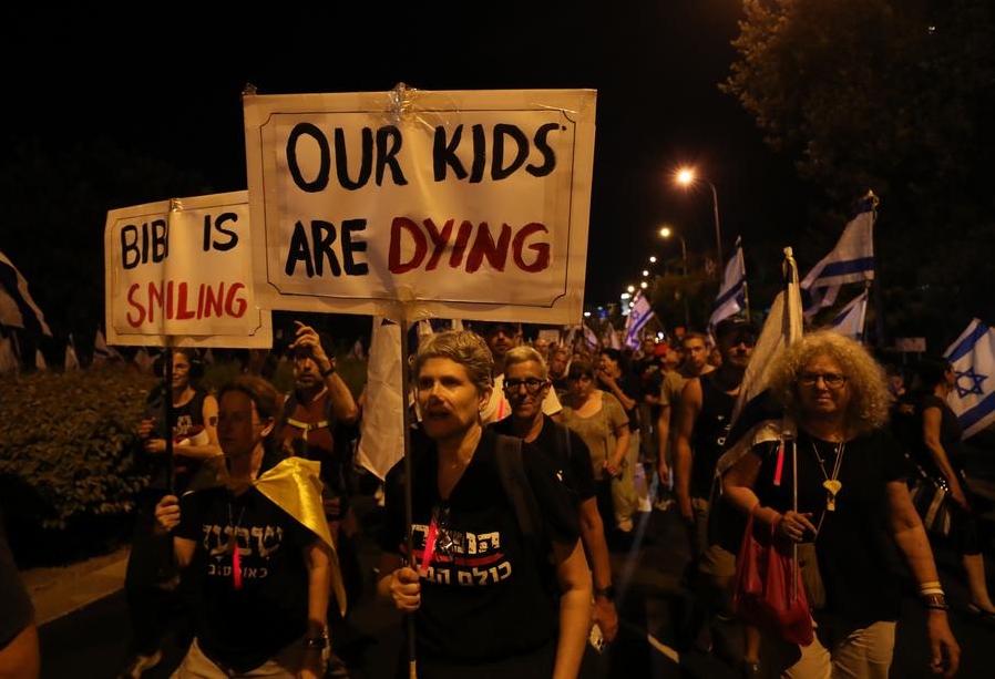 Imagen del 17 de junio de 2024 de personas asistiendo a una protesta para pedir un alto el fuego inmediato entre Israel y Hamás en la Franja de Gaza, en Jerusalén. (Xinhua/Jamal Awad) 