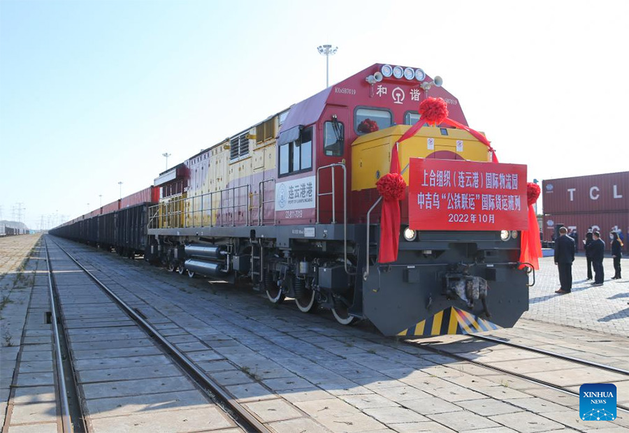 Imagen de archivo del 13 de octubre de 2022 de un tren de carga internacional a punto de salir del Parque Logístico Internacional de la OCS (Lianyungang), en la ciudad de Lianyungang, en la provincia de Jiangsu, en el este de China. 