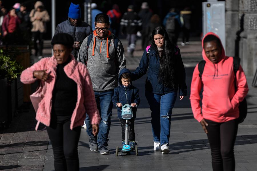 Personas caminan por una calle, en Santiago, capital de Chile, el 2 de julio de 2024. (Xinhua/Jorge Villegas)