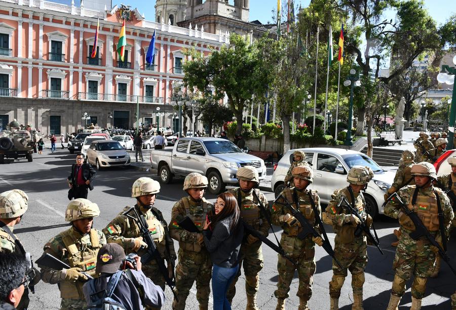 Militares se reúnen durante un intento de golpe de Estado, en la plaza Murillo, en La Paz, Bolivia, el 26 de junio de 2024. (Xinhua/Roberto Aranda/Agencia APG Noticias) 