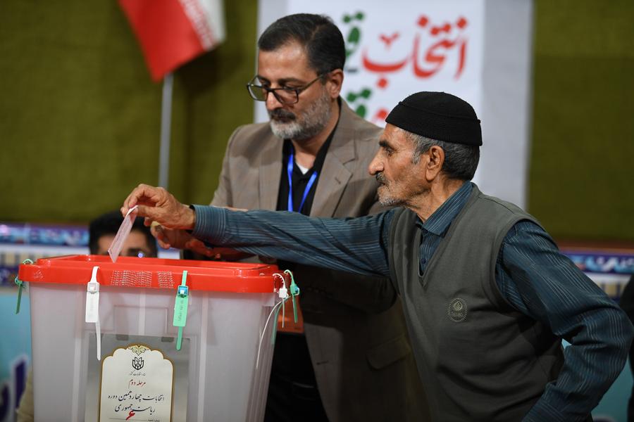 Un hombre emite su voto en un colegio electoral, en Teherán, Irán, el 5 de julio de 2024. (Xinhua/Shadati)