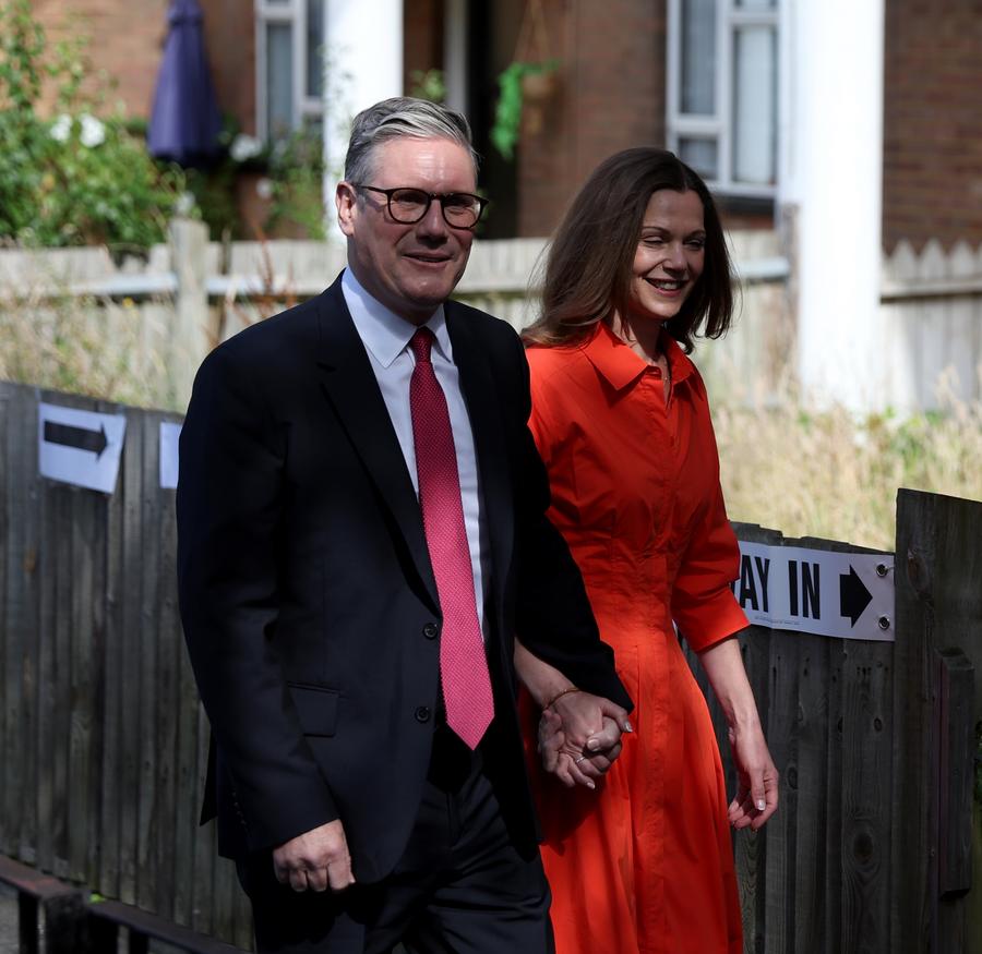 Keir Starmer, el líder del Partido Laborista, y su esposa son vistos de camino a un colegio electoral para votar, en Londres, Reino Unido, el 4 de julio de 2024. (Xinhua/Li Ying) 