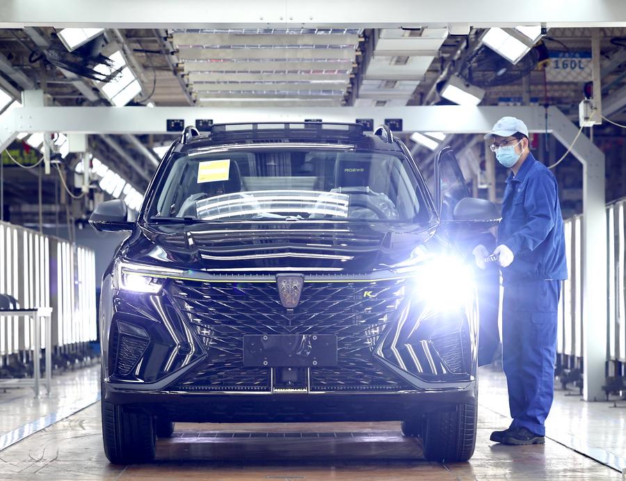 Un trabajador labora en un taller de ensamblaje de la base de Lingang del fabricante de automóviles SAIC Motor en Shanghai, en el este de China, el 23 de abril de 2022. (Xinhua/Chen Jianli)