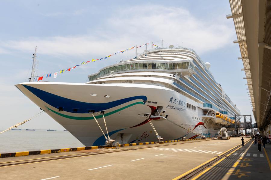 Una vista del crucero Adora Magic City, atracando en la Terminal Internacional de Cruceros Wusongkou de Shanghai, en el este de China, el 26 de mayo de 2024.  (Xinhua/Wang Xiang)