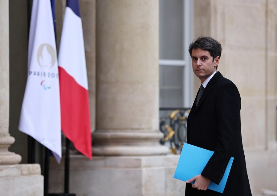 El primer ministro francés, Gabriel Attal, llega a la reunión semanal del Gabinete en el presidencial Palacio del Elíseo, en París, Francia, el 12 de enero de 2024. (Xinhua/Gao Jing)