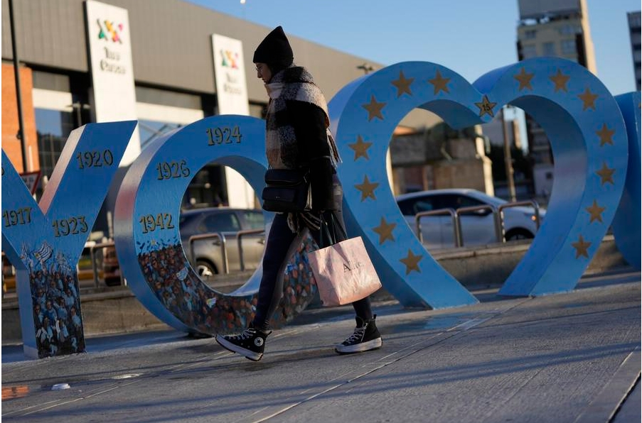 Una mujer camina por el barrio de Tres Cruces, en Montevideo, capital de Uruguay, el 5 de julio de 2024. (Xinhua/Nicolás Celaya)