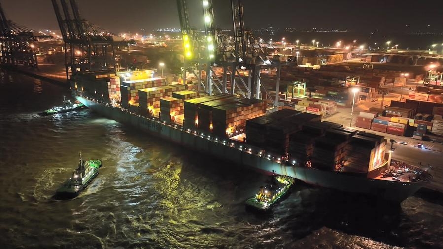 Imagen del 20 de diciembre de 2023 de un buque portacontenedores cargado con cerezas chilenas acercándose la zona del puerto de Nansha del Puerto de Guangzhou, en Guangzhou, en la provincia de Guangdong, en el sur de China. (Xinhua/Hong Zehua) 