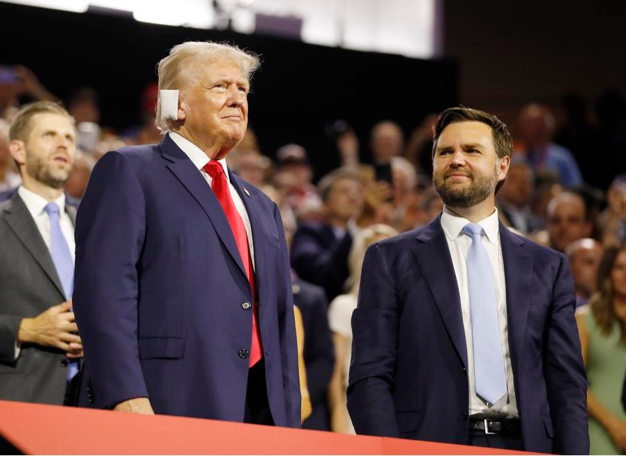 Imagen del 15 de julio de 2024 del expresidente estadounidense, Donald Trump (i-frente), y el senador por Ohio, J.D. Vance, asistiendo a la Convención Nacional Republicana 2024, en Milwaukee, Wisconsin, Estados Unidos. (Xinhua/Li Jianguo) 