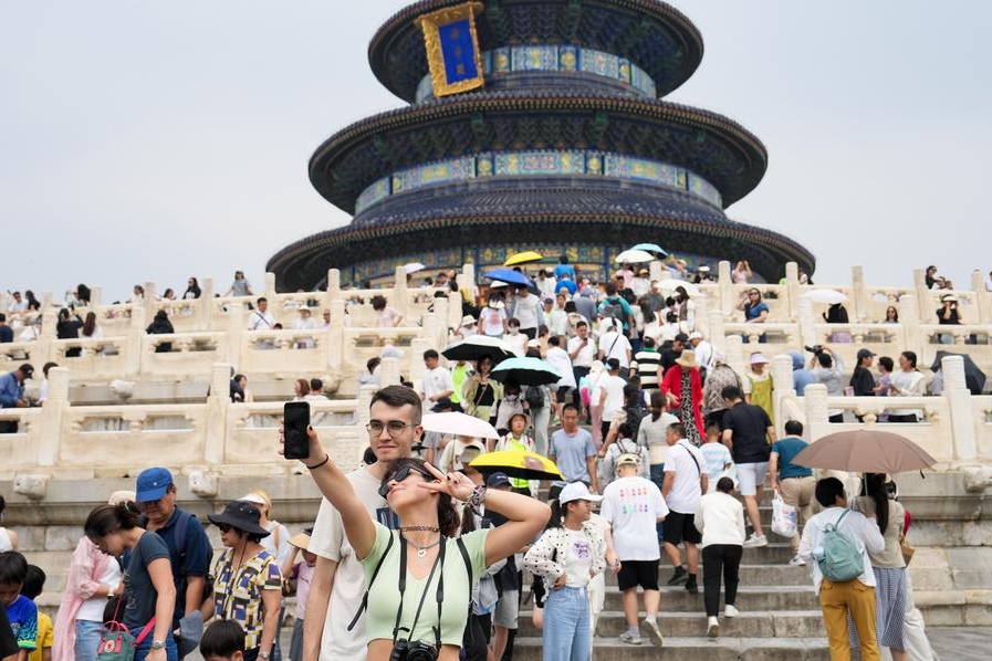 Imagen del 9 de julio de 2024 de turistas extranjeros posando para una fotografía frente al Salón de Oración por las Buenas Cosechas, o Qiniandian, en el parque Tiantan (Templo del Cielo), en Beijing, capital de China. (Xinhua/Ju Huanzong) 