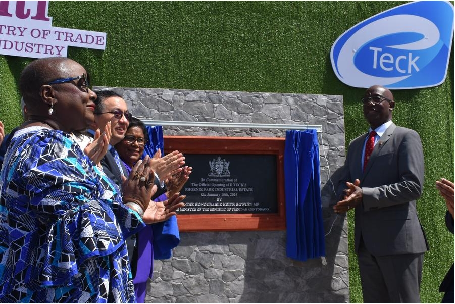 Imagen del 10 de enero de 2024 del primer ministro de Trinidad y Tobago, Keith Rowley (d), la ministra de Comercio e Industria, Paula Gopee-Scoon (3-i), el embajador chino para Trinidad y Tobago, Fang Qiu (2-i), y otros funcionarios asistiendo a la ceremonia de lanzamiento del Polígono Industrial Phoenix Park, en Point Lisas, el segundo puerto más grande en Trinidad y Tobago. (Xinhua/Zhu Wanjun) 