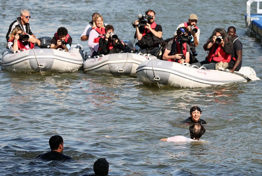 La alcaldesa de París, Anne Hidalgo, nada en el río Sena a menos de 10 días de la inauguración de los Juegos Olímpicos de París 2024, en París, Francia, el 17 de julio de 2024. (Xinhua/Gao Jing) 