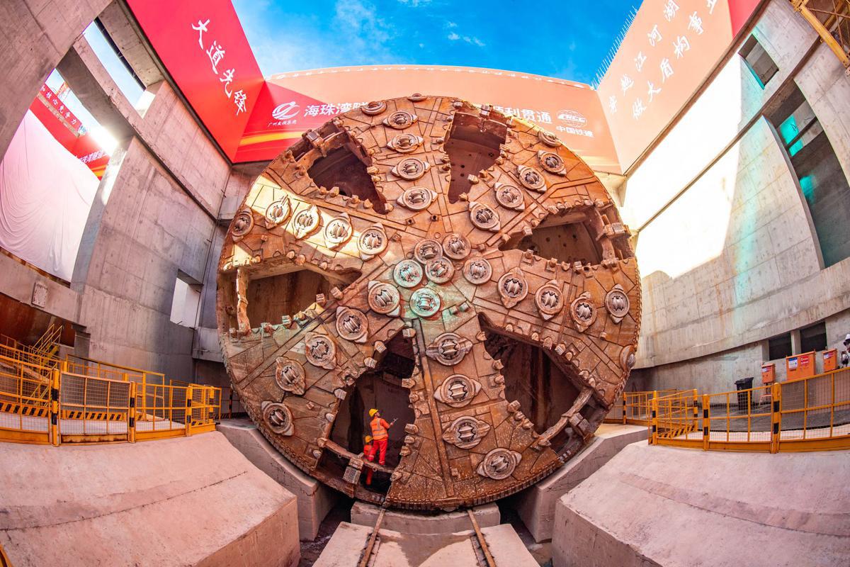 El proyecto del túnel de la bahía Haizhu de Guangzhou logró un hito importante con la conexión exitosa de su sección de escudo el lunes. [Foto proporcionada a China Daily]