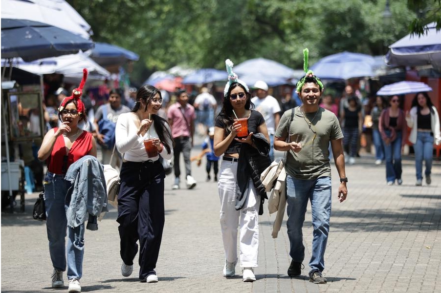 Personas caminan por el Bosque de Chapultepec en la Ciudad de México, la capital mexicana, el 30 de mayo de 2024. (Xinhua/Francisco Cañedo)