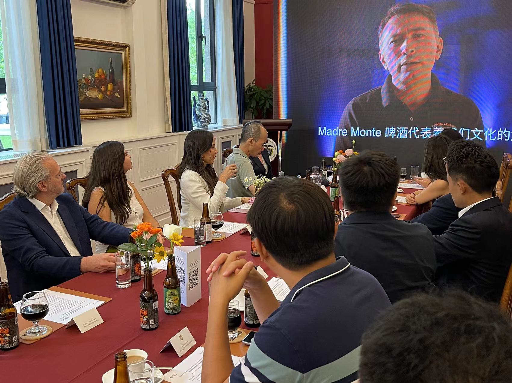 Ratificando su compromiso con los consumidores chinos, Johnny Guerrero, director general de la empresa Madre Monte, participó por vídeo conferencia en la firma del acuerdo con la empresa Yunnan Aiwei para la importación china de cerveza artesanal colombiana, Beijing, 24 de julio del 2024. (Foto: YAC)