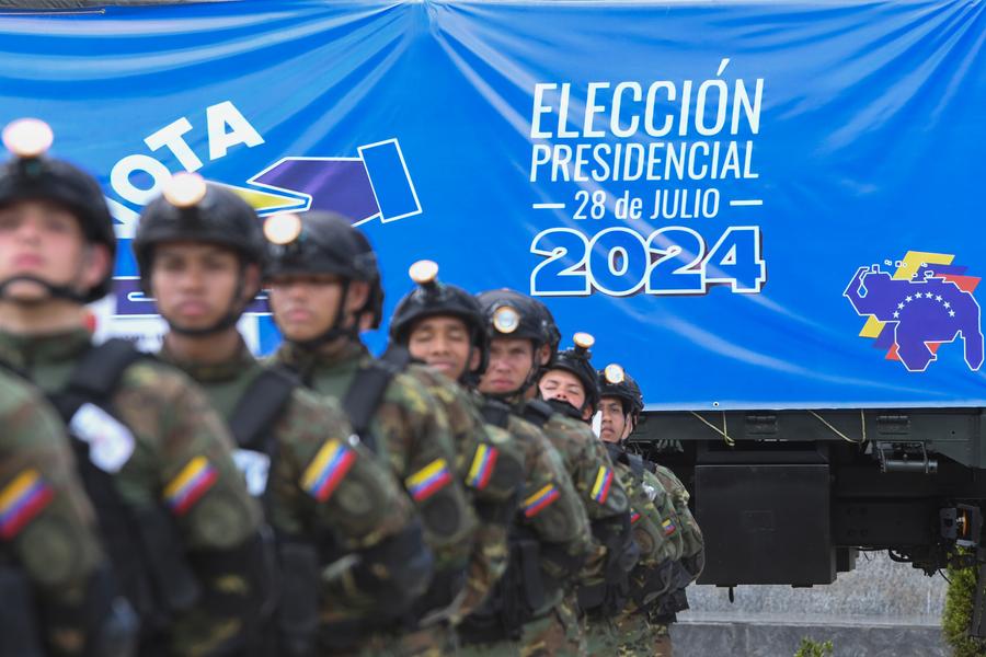 Integrantes de la Fuerza Armada Nacional Bolivariana de Venezuela participan en un acto oficial con motivo del despliegue del denominado Plan República que acompaña las tareas de seguridad durante los procesos electorales, en Caracas, Venezuela, el 24 de julio de 2024. (Xinhua/Marcos Salgado)