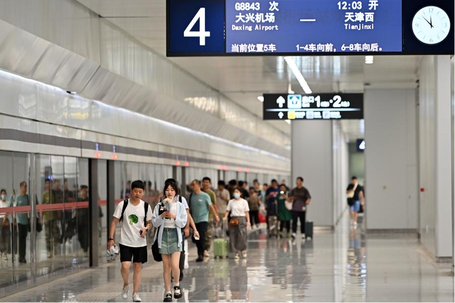 China registra 32.400 millones de viajes entre regiones durante primer semestre del año