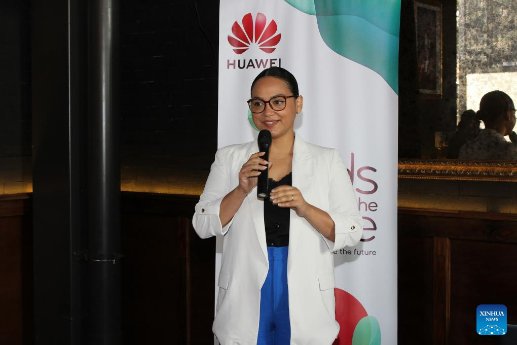 Imagen del 23 de julio de 2024 cedida por Huawei Guatemala de la directora de Comunicaciones de Huawei Centroamérica y el Caribe, Carolina Herrera, hablando durante el lanzamiento y convocatoria para la edición 2024 del Programa "Semillas para el Futuro", en la Ciudad de Guatemala, Guatemala. El Programa "Semillas para el Futuro" de la empresa china de telecomunicaciones Huawei, próximo a realizar su edición 2024 para Latinoamérica y el Caribe, se ha consolidado como una experiencia única de aprendizaje y desarrollo profesional. (Xinhua/Huawei Guatemala)